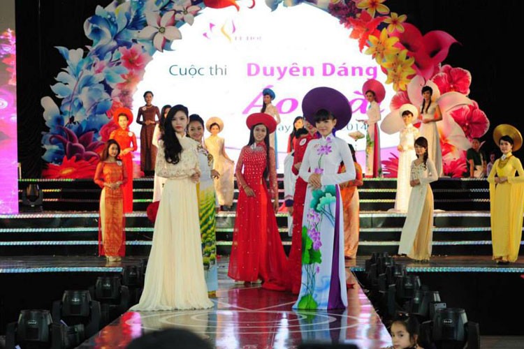 Ky Duyen lam giam khao cuoc thi Duyen dang ao dai-Hinh-5